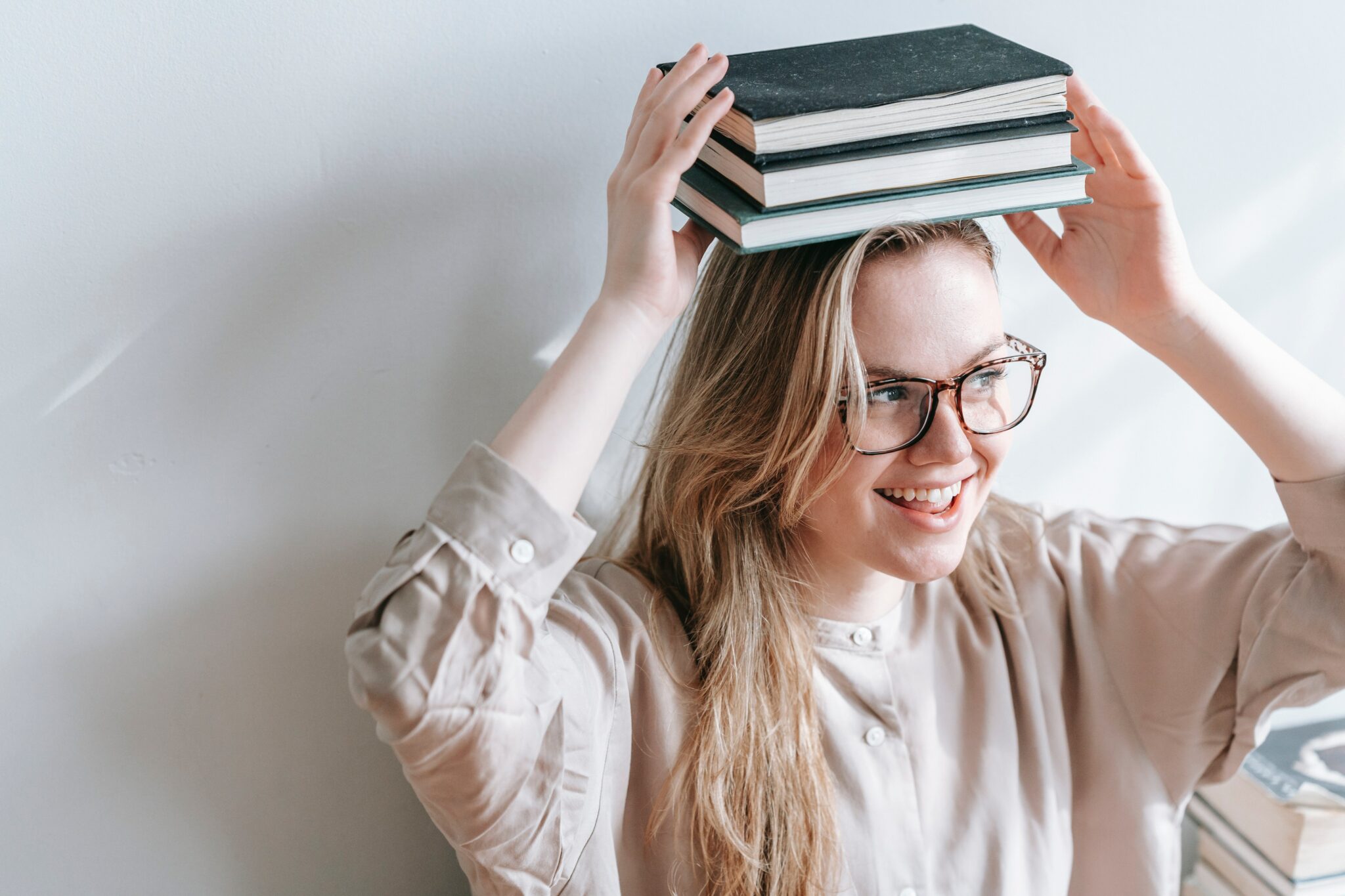 Academic reading is. Счастливые студенты. Учебники фото. Сделать красивое фото с учебником. Студенческий диплом